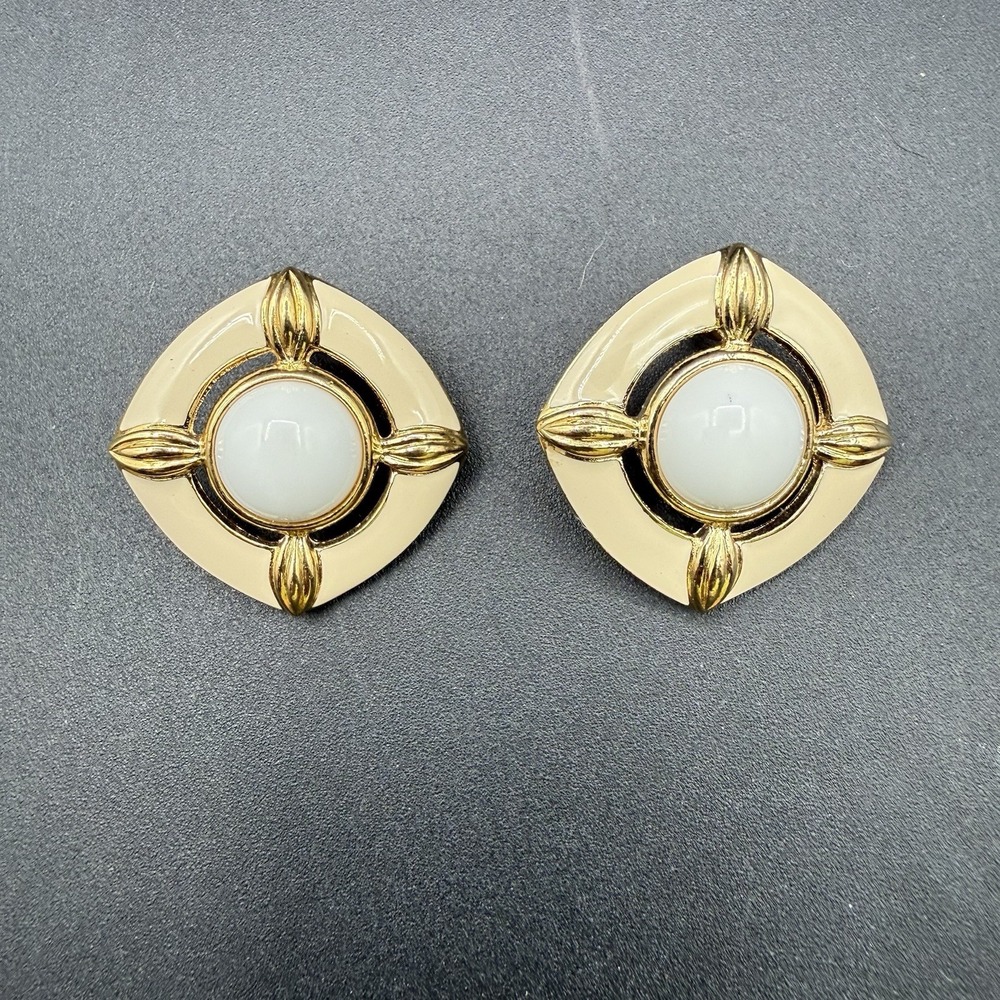 VINTAGE SIGNED TRIFARI GOLD TONE WHITE ENAMEL BEIGE STUD EARRINGS 1.25”